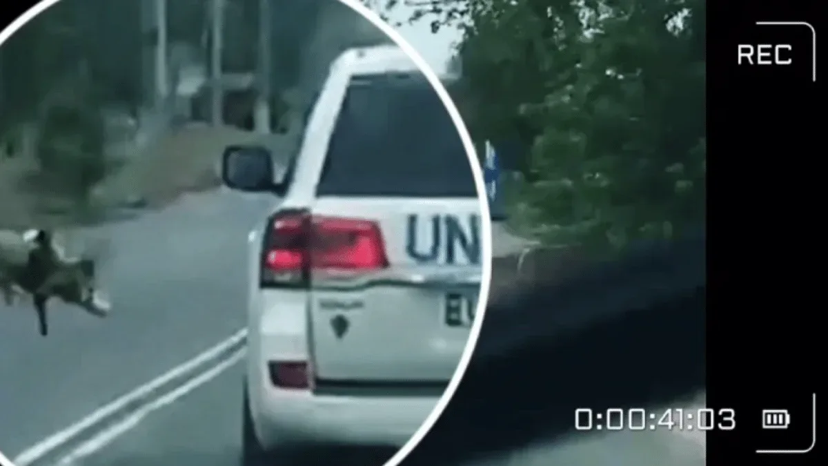 Маркований автомобіль ООН у Херсоні після атаки російського дрона, пошкоджений корпус 4