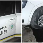 Пошкоджений автомобіль патрульної поліції в Херсоні після атаки російського дрона, троє поліцейських поранені