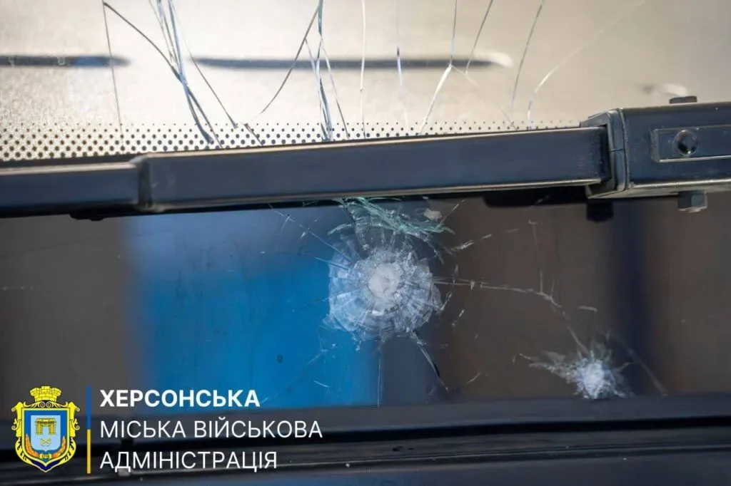 Російський дрон пошкодив автобус №3 на маршруті Херсон — Комишани