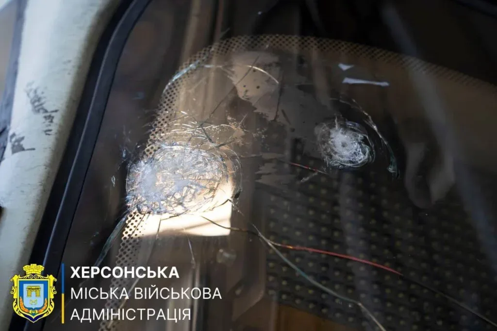 Пошкоджений російським дроном пасажирський автобус №3 на маршруті Херсон — Комишани. Водій та пасажири неушкоджені. 1