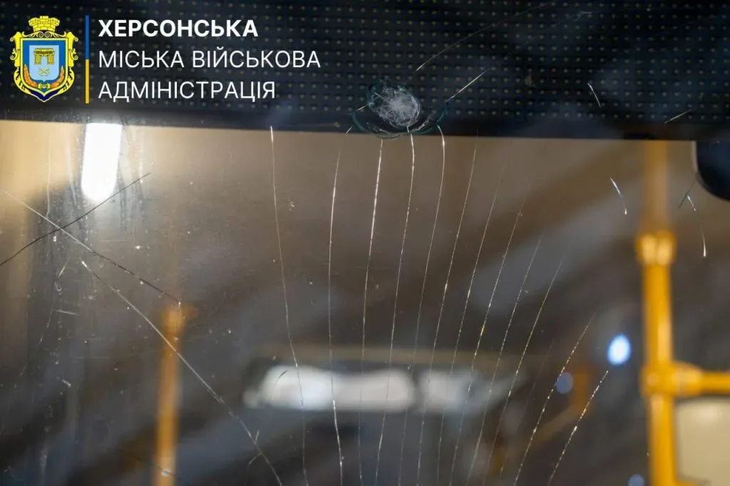 Пошкоджений російським дроном пасажирський автобус №3 на маршруті Херсон — Комишани. Водій та пасажири неушкоджені. 2