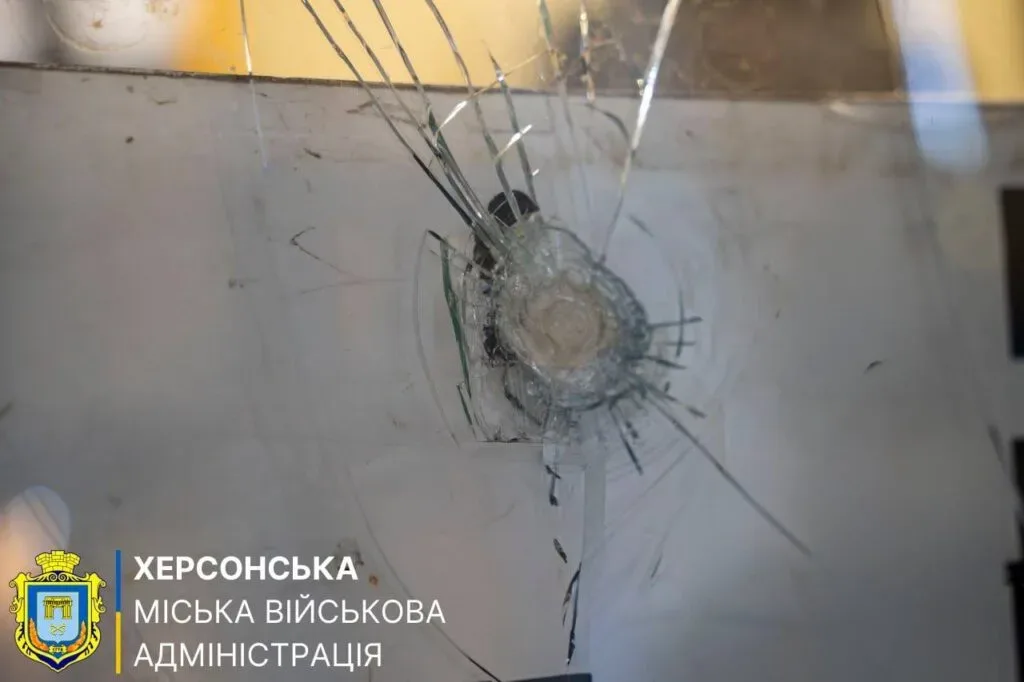 Пошкоджений російським дроном пасажирський автобус №3 на маршруті Херсон — Комишани. Водій та пасажири неушкоджені. 3