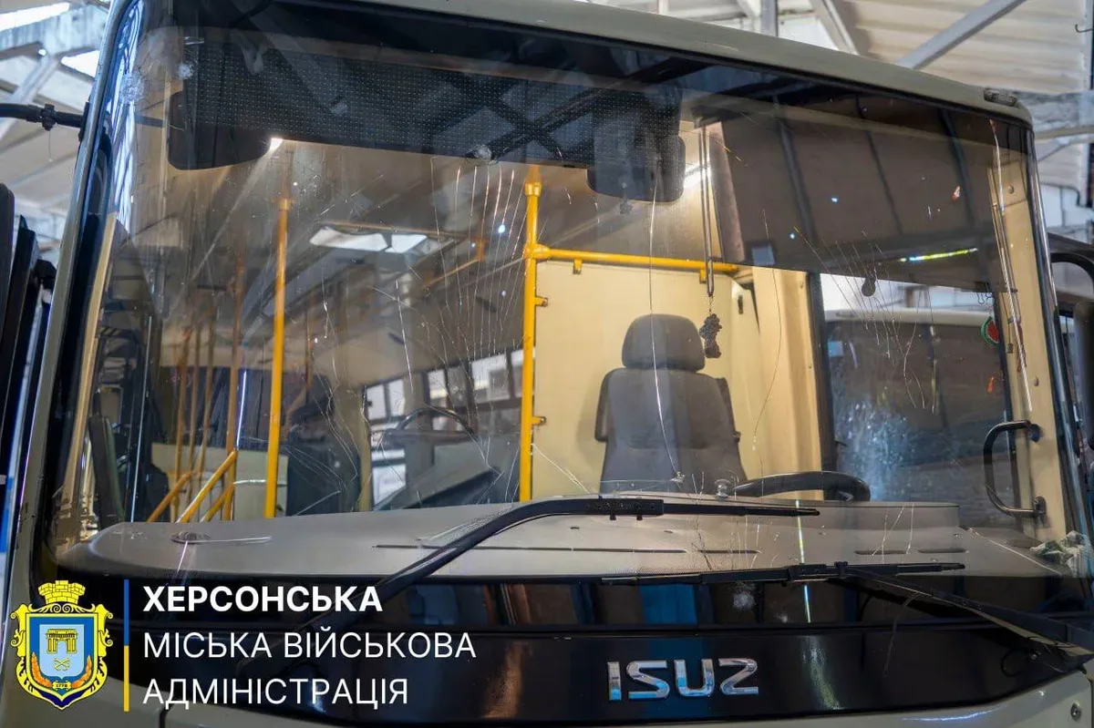 Пошкоджений російським дроном пасажирський автобус №3 на маршруті Херсон — Комишани. Водій та пасажири неушкоджені. 4