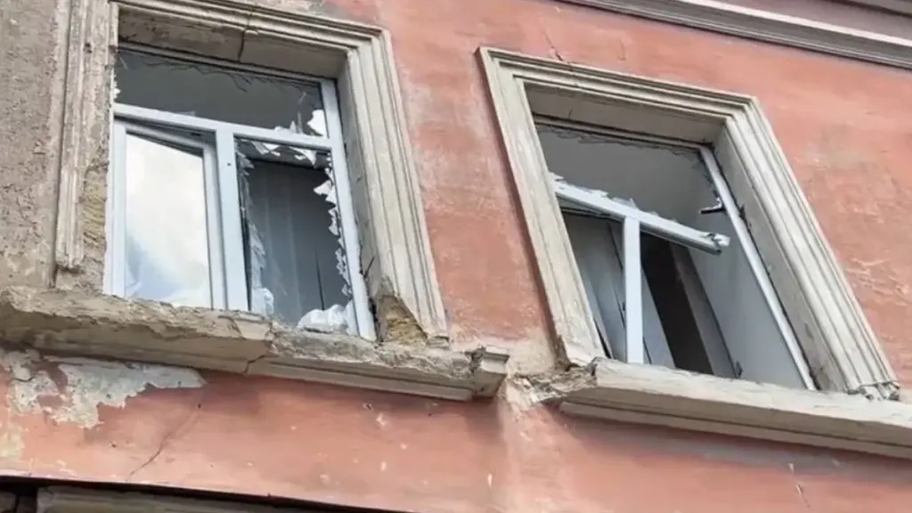 Російський дрон пошкодив медзаклад у середмісті Херсона