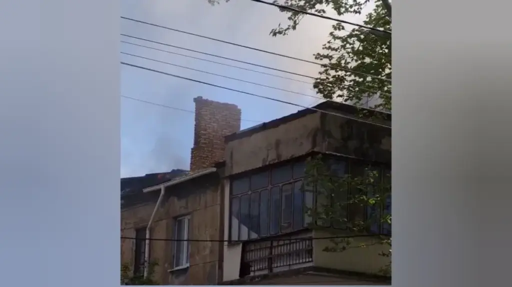 Російський обстріл спровокував пожежу в будинку в центрі Херсона