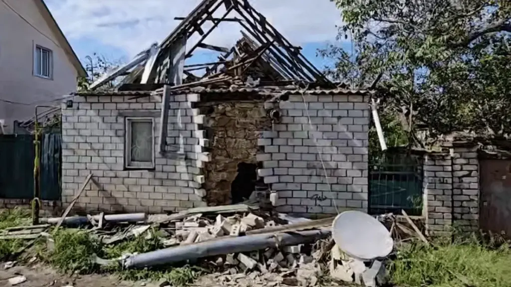 Російський снаряд зруйнував будинок у Корабельному районі Херсона