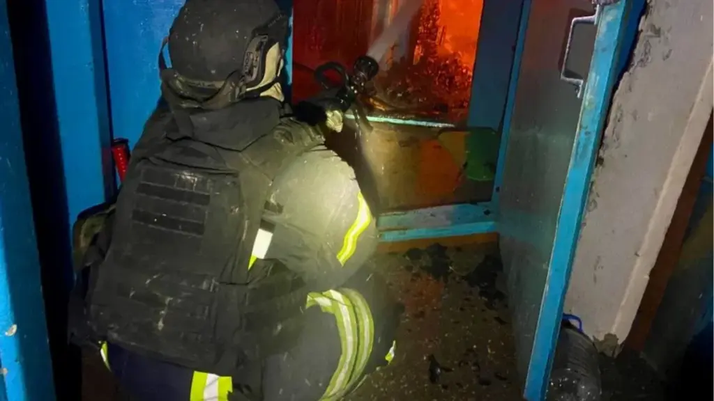Рятувальники Херсона врятували трьох жінок з палаючої багатоповерхівки