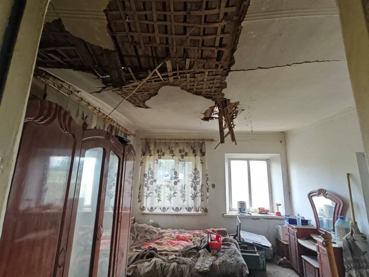 Пошкоджений житловий будинок після атаки дронів у Шевченківці, Херсонська область 1