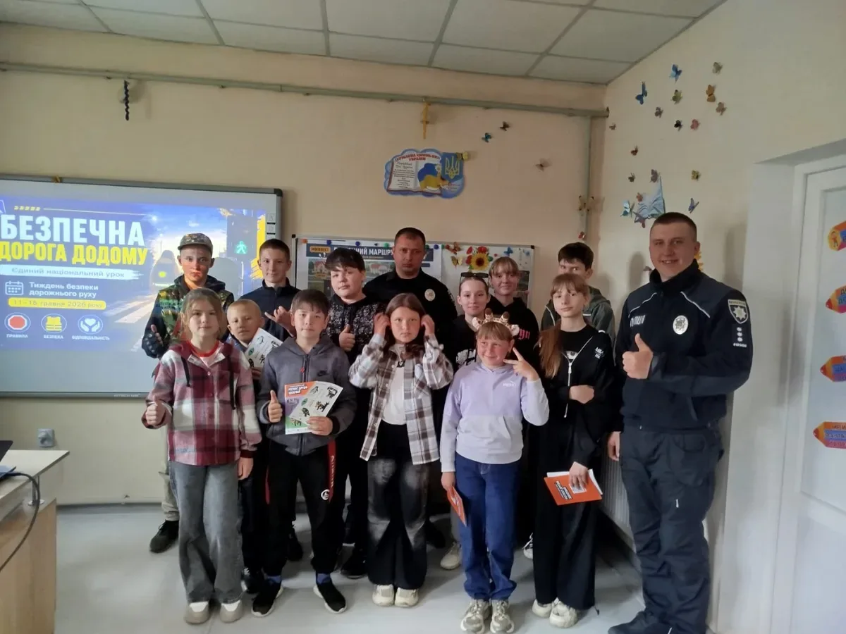 Поліцейський проводить лекцію зі школярами про правила безпеки дорожнього руху та профорієнтацію 1