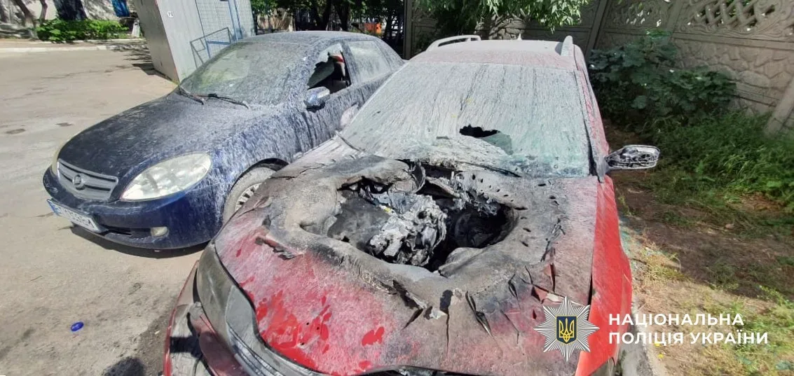 Пошкоджений будинок або автомобіль після обстрілу на Херсонщині, поліція документує наслідки 2