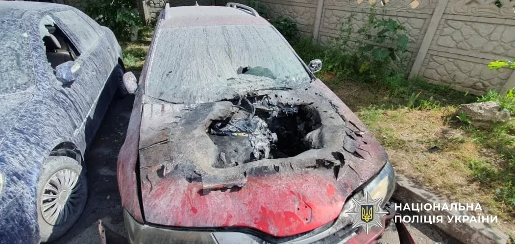 Пошкоджений будинок або автомобіль після обстрілу на Херсонщині, поліція документує наслідки 3