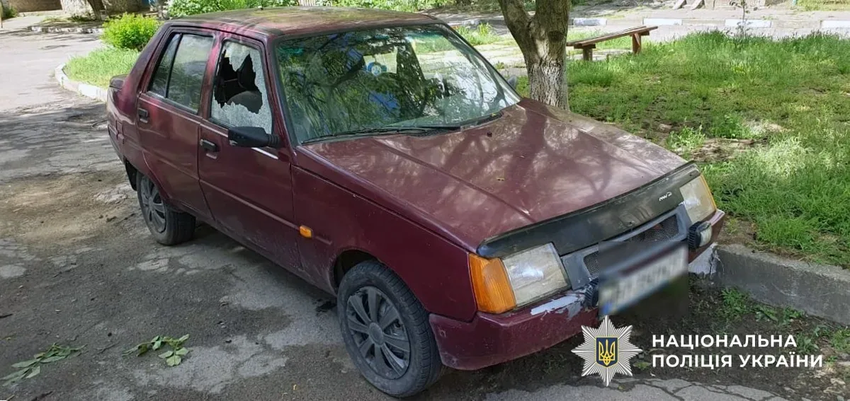 Пошкоджений будинок або автомобіль після обстрілу на Херсонщині, поліція документує наслідки 4