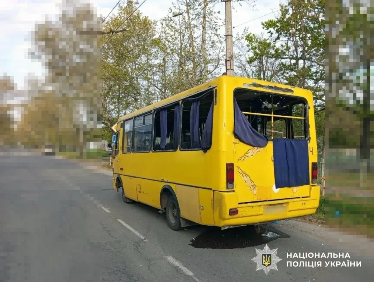 Пошкоджені будинки та маршрутні автобуси після інтенсивних обстрілів Херсона російськими військами 2 травня. Є жертви та поранені. 2