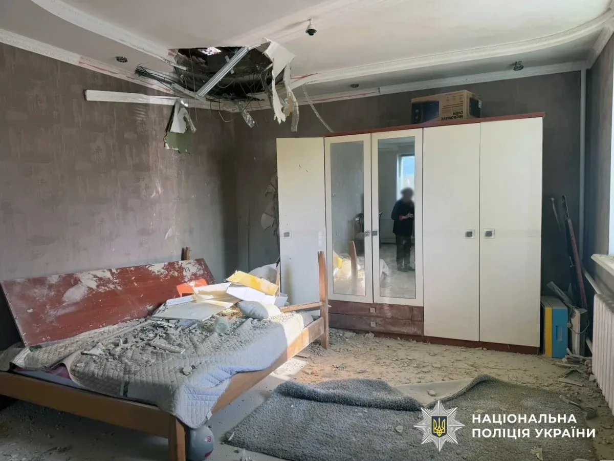 Пошкоджені будинки та маршрутні автобуси після інтенсивних обстрілів Херсона російськими військами 2 травня. Є жертви та поранені. 3