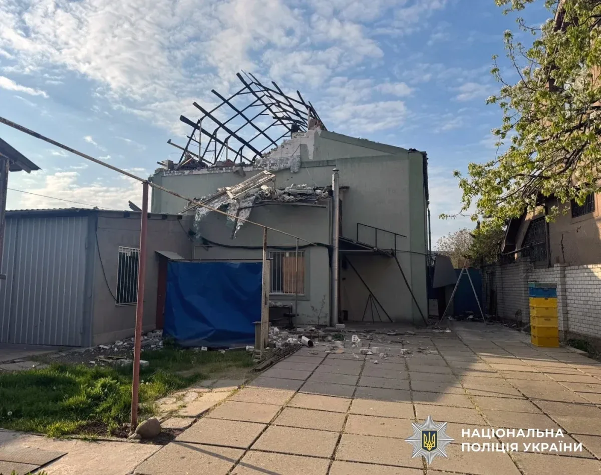 Пошкоджені будинки та маршрутні автобуси після інтенсивних обстрілів Херсона російськими військами 2 травня. Є жертви та поранені. 4