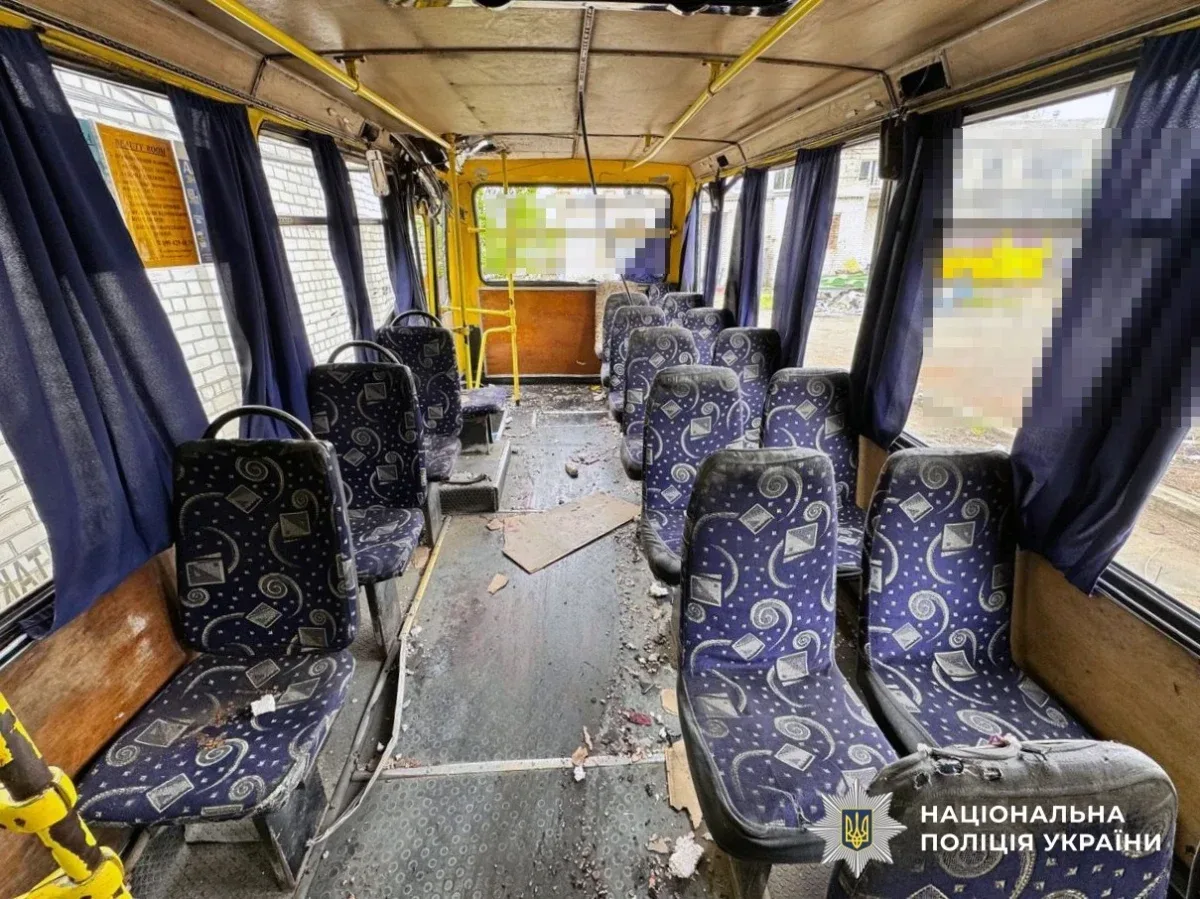 Пошкоджені будинки та маршрутні автобуси після інтенсивних обстрілів Херсона російськими військами 2 травня. Є жертви та поранені. 5