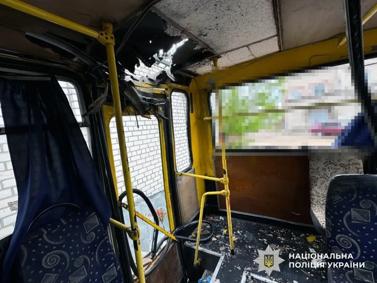 Пошкоджені будинки та маршрутні автобуси після інтенсивних обстрілів Херсона російськими військами 2 травня. Є жертви та поранені. 6