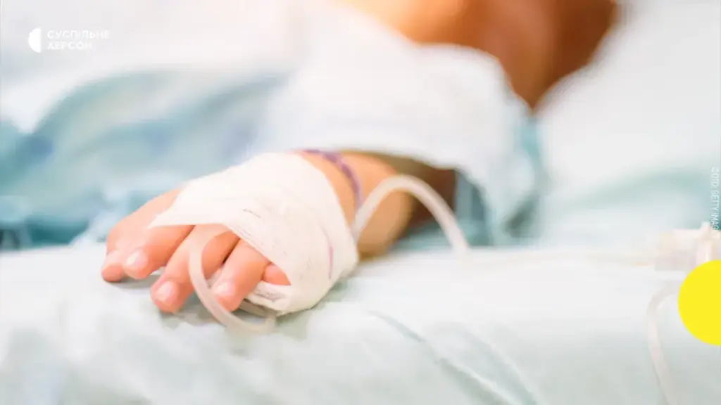 Трирічна дівчинка та її матір у тяжкому стані після обстрілу Херсона: дитину готують до Охматдиту