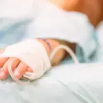 Поранена трирічна дівчинка на лікарняному ліжку після обстрілу Херсона
