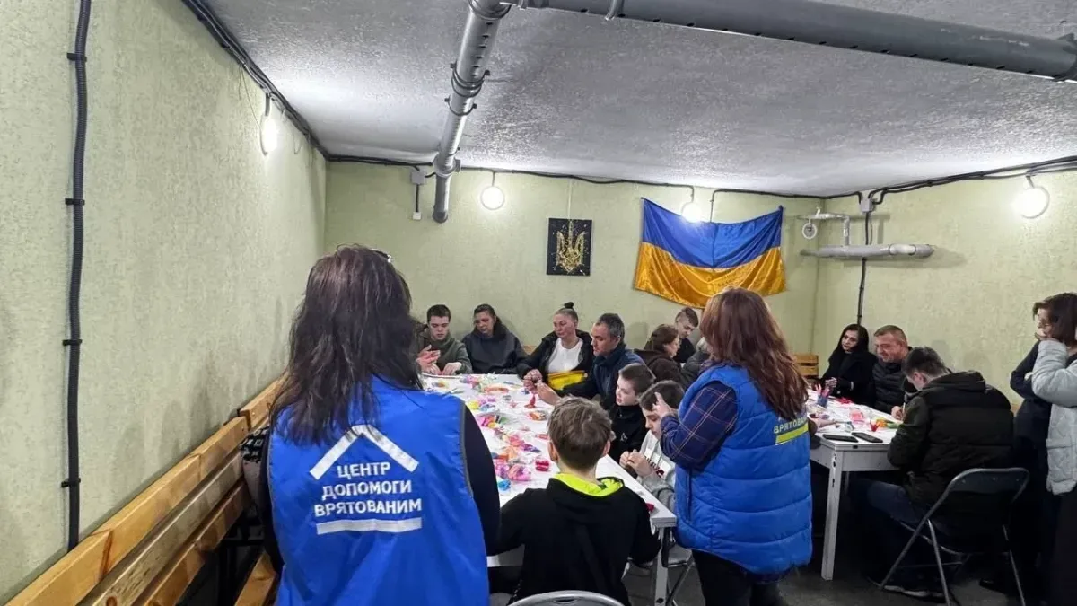 Співробітники Центру допомоги врятованим у Херсоні надають підтримку постраждалим особам. 2