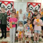 Діти-переселенці з Херсонщини розмальовують гіпсові фігурки в Одесі на заході від Верхньорогачицької СВА.