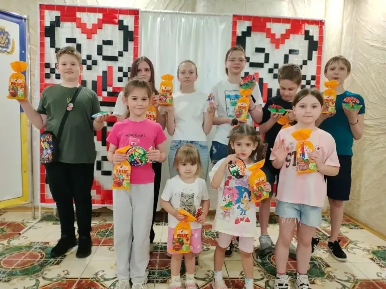Діти-переселенці з Херсонщини розмальовують гіпсові фігурки в Одесі на заході від Верхньорогачицької СВА.