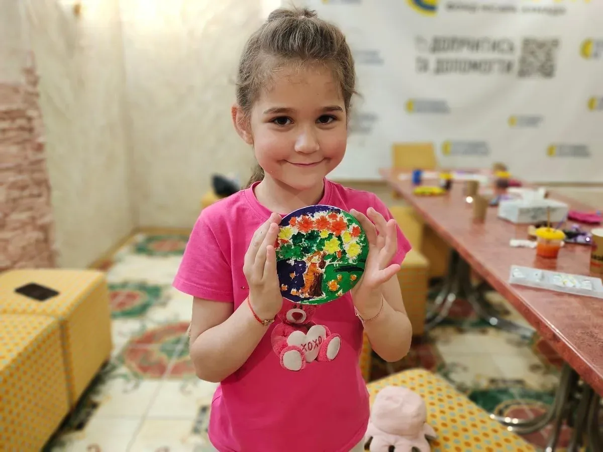 Діти-переселенці з Херсонщини розмальовують гіпсові фігурки в Одесі на заході від Верхньорогачицької СВА. 3