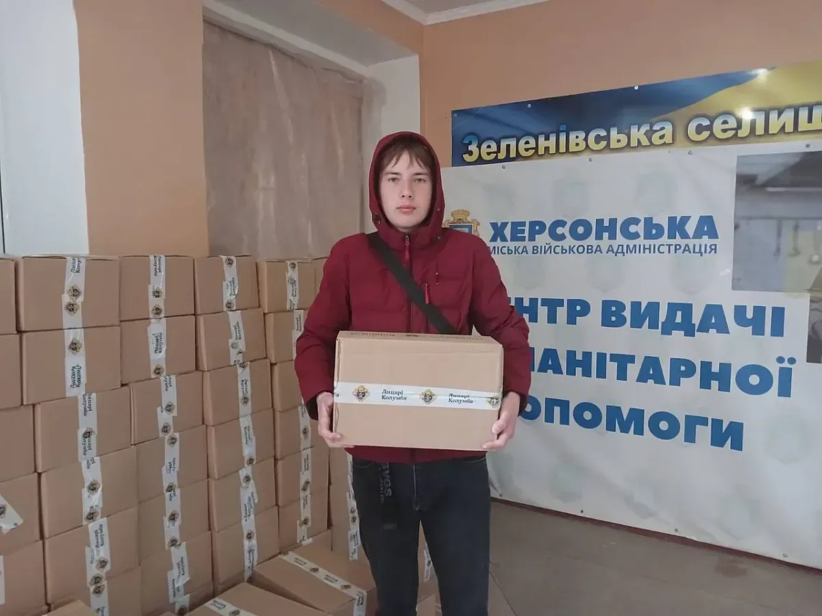 Волонтери роздають гуманітарну допомогу, включаючи хліб, продуктові набори та воду, жителям Херсонської громади. 4