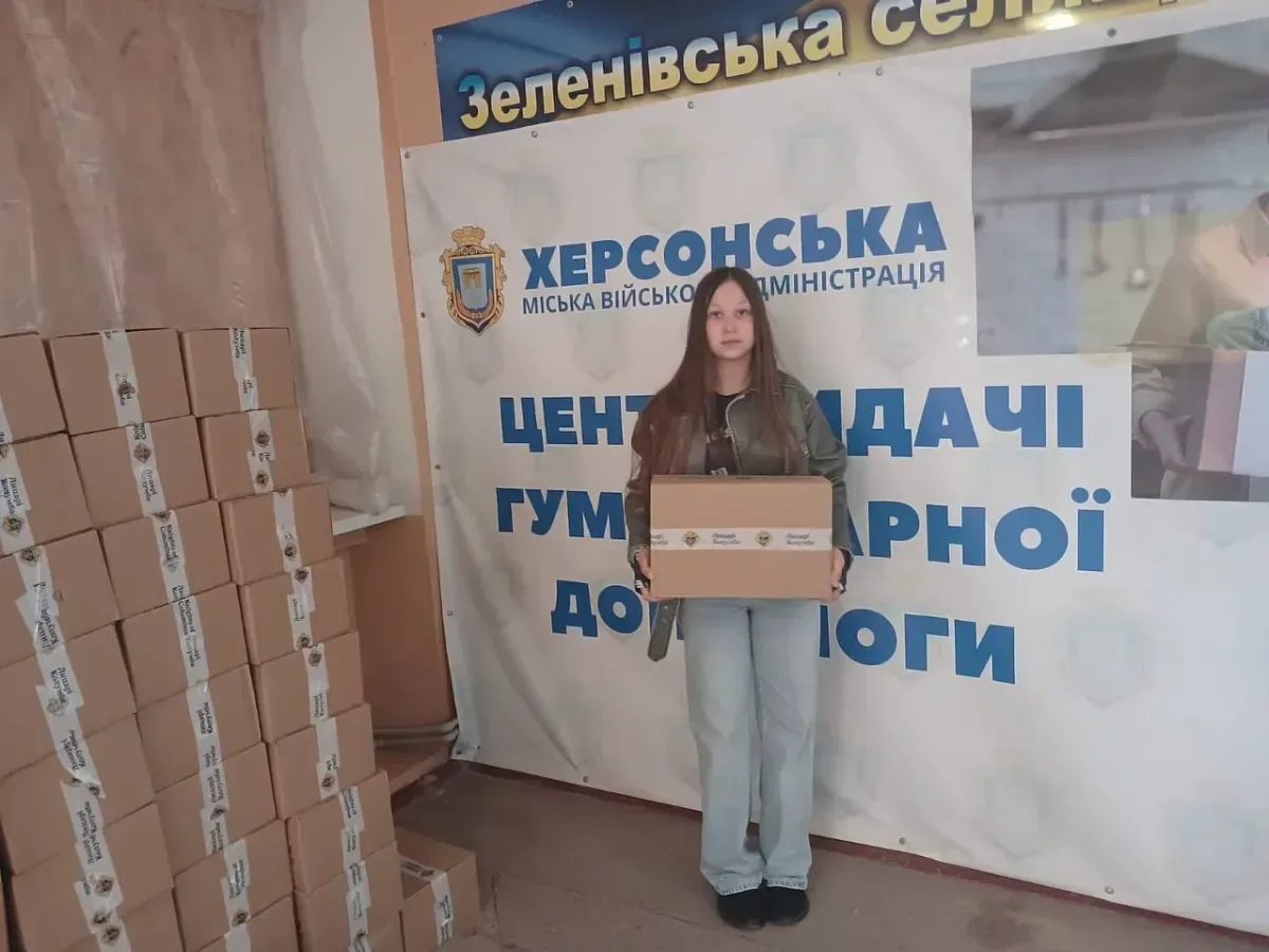 Волонтери роздають гуманітарну допомогу, включаючи хліб, продуктові набори та воду, жителям Херсонської громади. 5