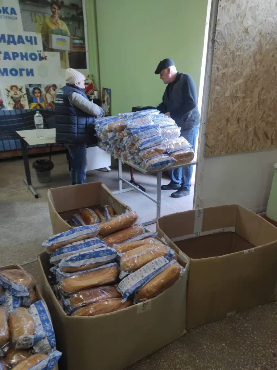 Волонтери роздають гуманітарну допомогу, включаючи хліб, продуктові набори та воду, жителям Херсонської громади. 6