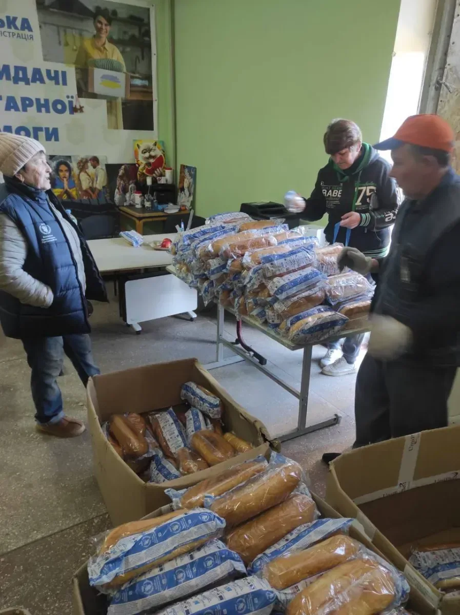 Волонтери роздають гуманітарну допомогу, включаючи хліб, продуктові набори та воду, жителям Херсонської громади. 7