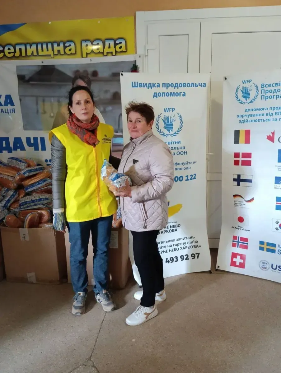 Волонтери роздають гуманітарну допомогу, включаючи хліб, продуктові набори та воду, жителям Херсонської громади. 8