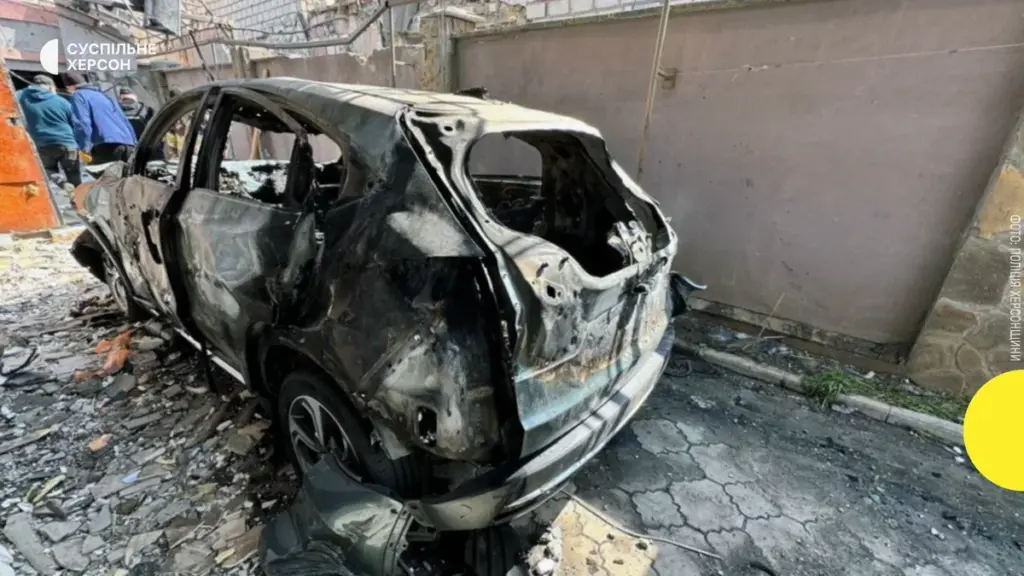 У Дніпровському районі Херсона дрон РФ атакував авто, тяжко поранено чоловіка