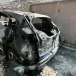 Пошкоджений автомобіль після атаки російського дрона у Дніпровському районі Херсона, поранення чоловіка