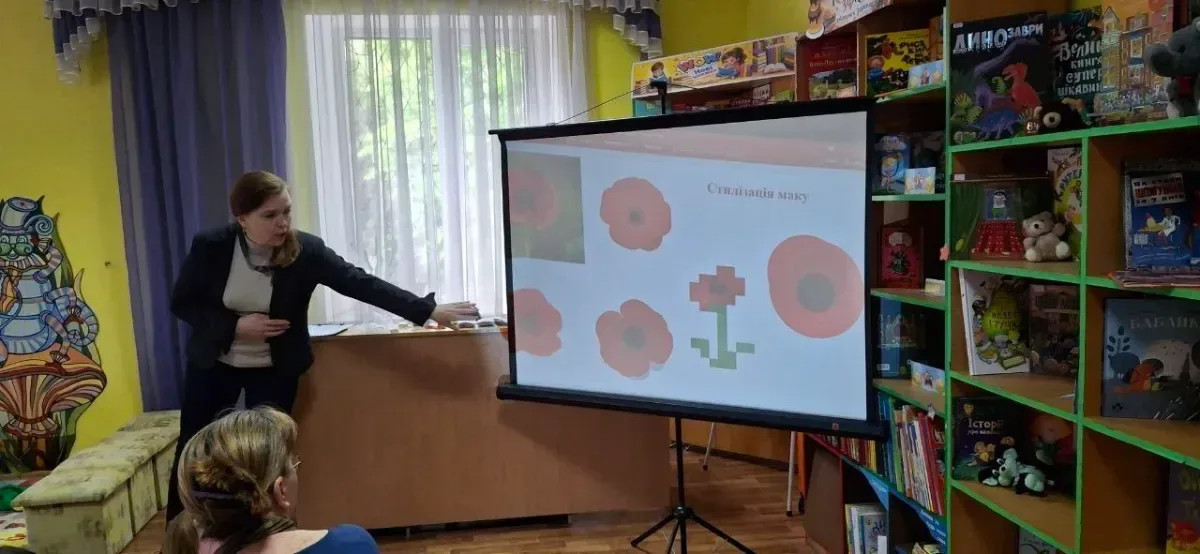 Діти створюють червоні маки на майстер-класі в Херсонській бібліотеці, вшановуючи пам'ять про полеглих у війні. 1