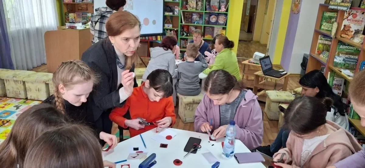 Діти створюють червоні маки на майстер-класі в Херсонській бібліотеці, вшановуючи пам'ять про полеглих у війні. 4