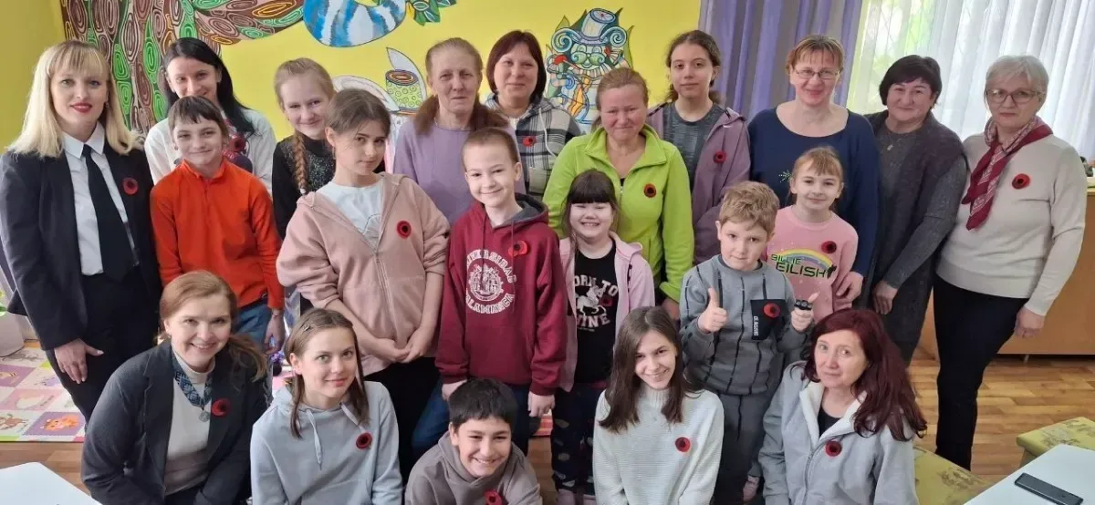 Діти створюють червоні маки на майстер-класі в Херсонській бібліотеці, вшановуючи пам'ять про полеглих у війні. 6