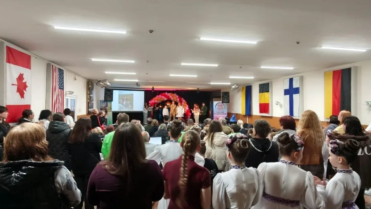 Родини з дітьми беруть участь у проєкті «Щастя бути разом!» в Херсоні, обмінюючись досвідом та презентуючи творчі номери. 1