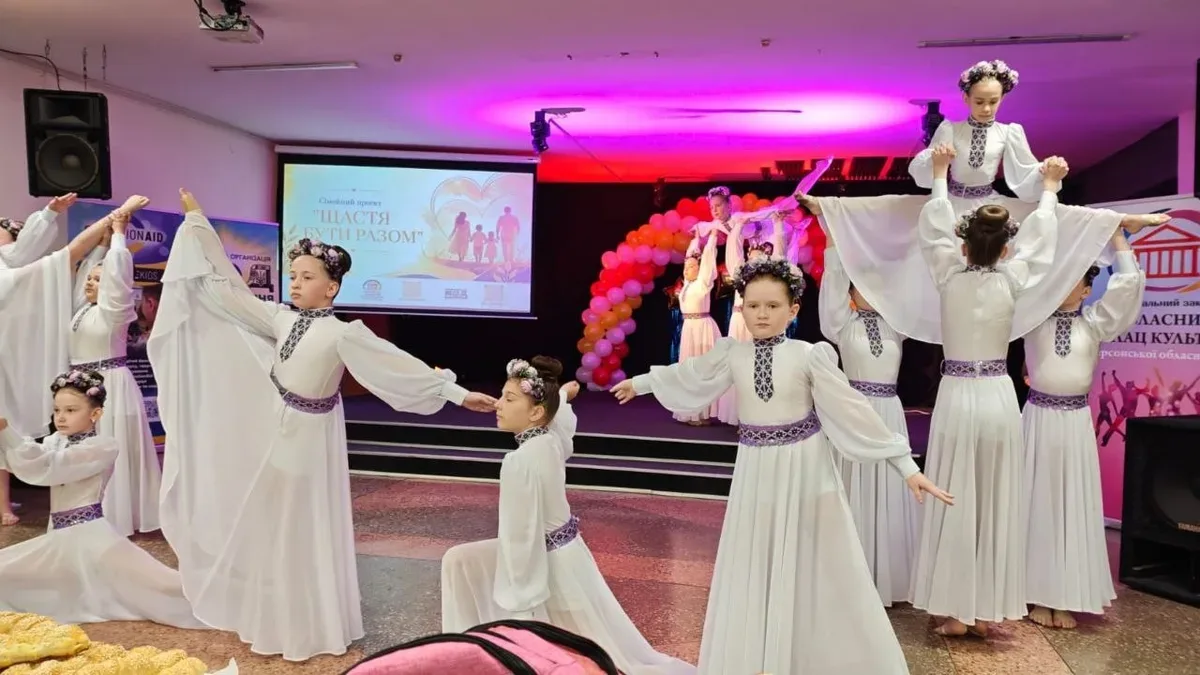 Родини з дітьми беруть участь у проєкті «Щастя бути разом!» в Херсоні, обмінюючись досвідом та презентуючи творчі номери. 4