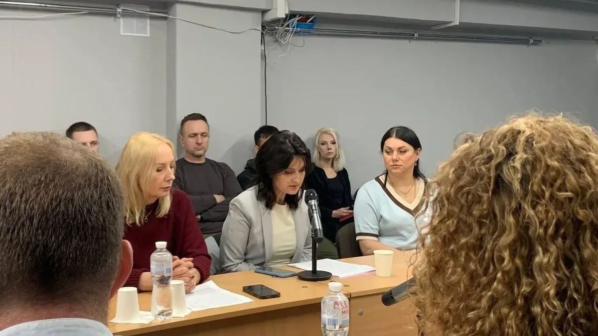 Представники влади, громадських та релігійних організацій обговорюють питання захисту дітей та підтримки сімей у Херсоні. 2