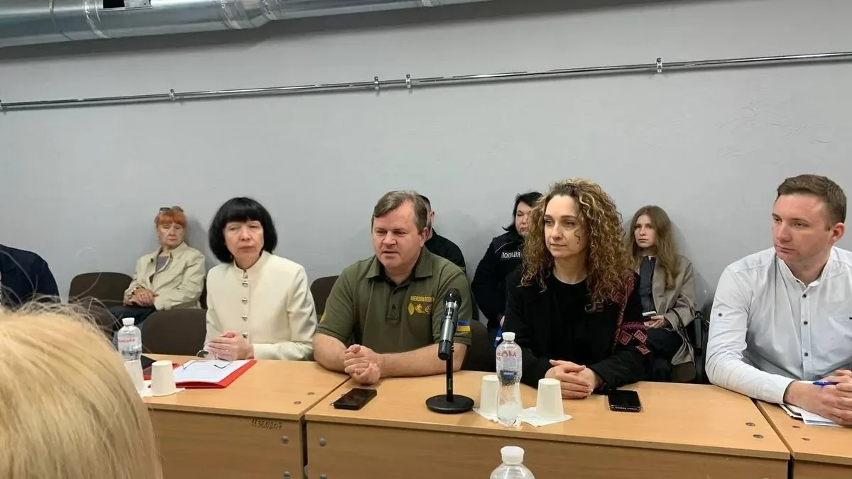 Представники влади, громадських та релігійних організацій обговорюють питання захисту дітей та підтримки сімей у Херсоні. 3