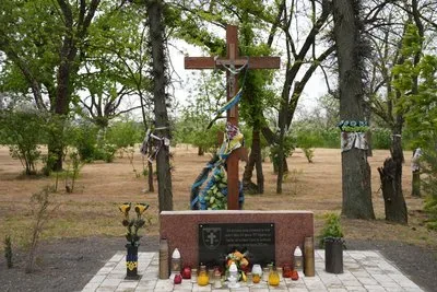 Люди обговорюють історичні події спротиву окупації у Херсоні. 1