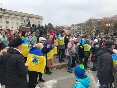 Люди обговорюють історичні події спротиву окупації у Херсоні. 2