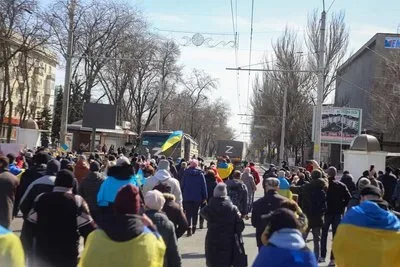 Люди обговорюють історичні події спротиву окупації у Херсоні. 4