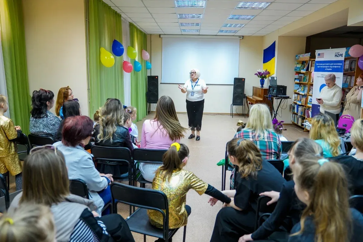 Діти виступають на святковому заході до Дня матері в Херсоні, організованому Project HOPE 1