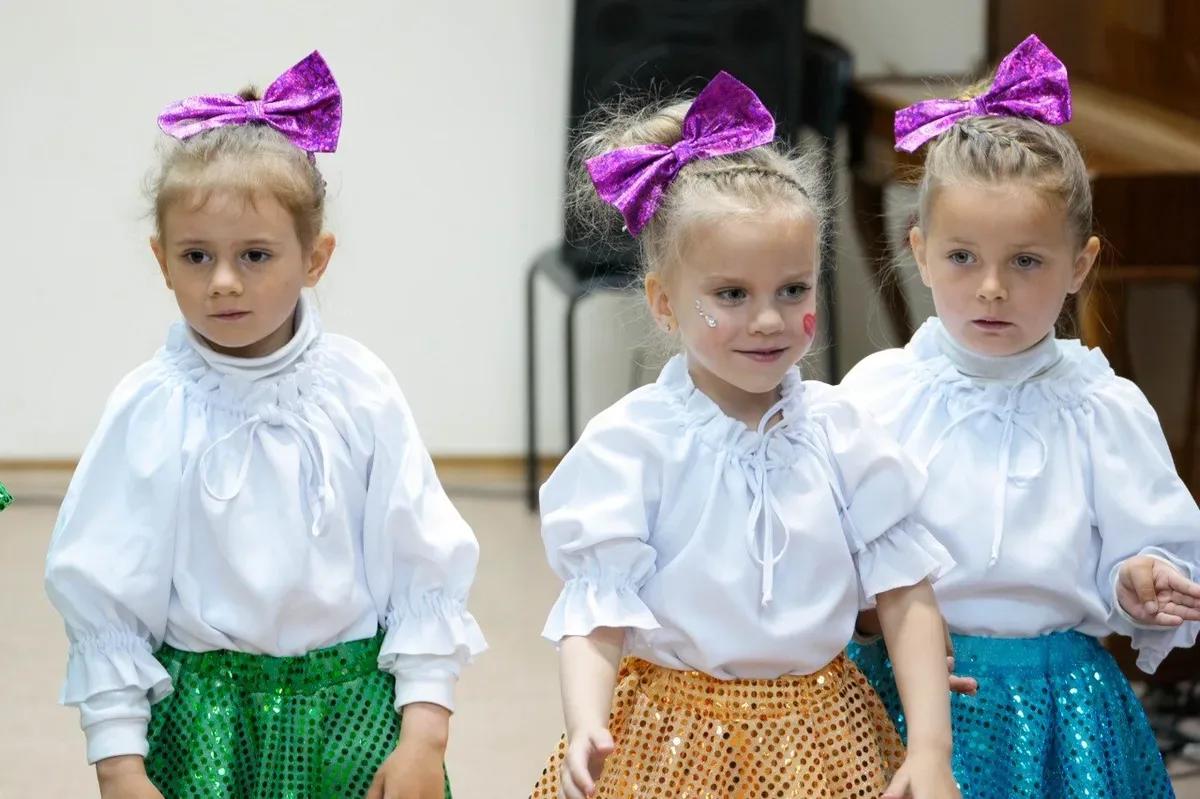 Діти виступають на святковому заході до Дня матері в Херсоні, організованому Project HOPE 2