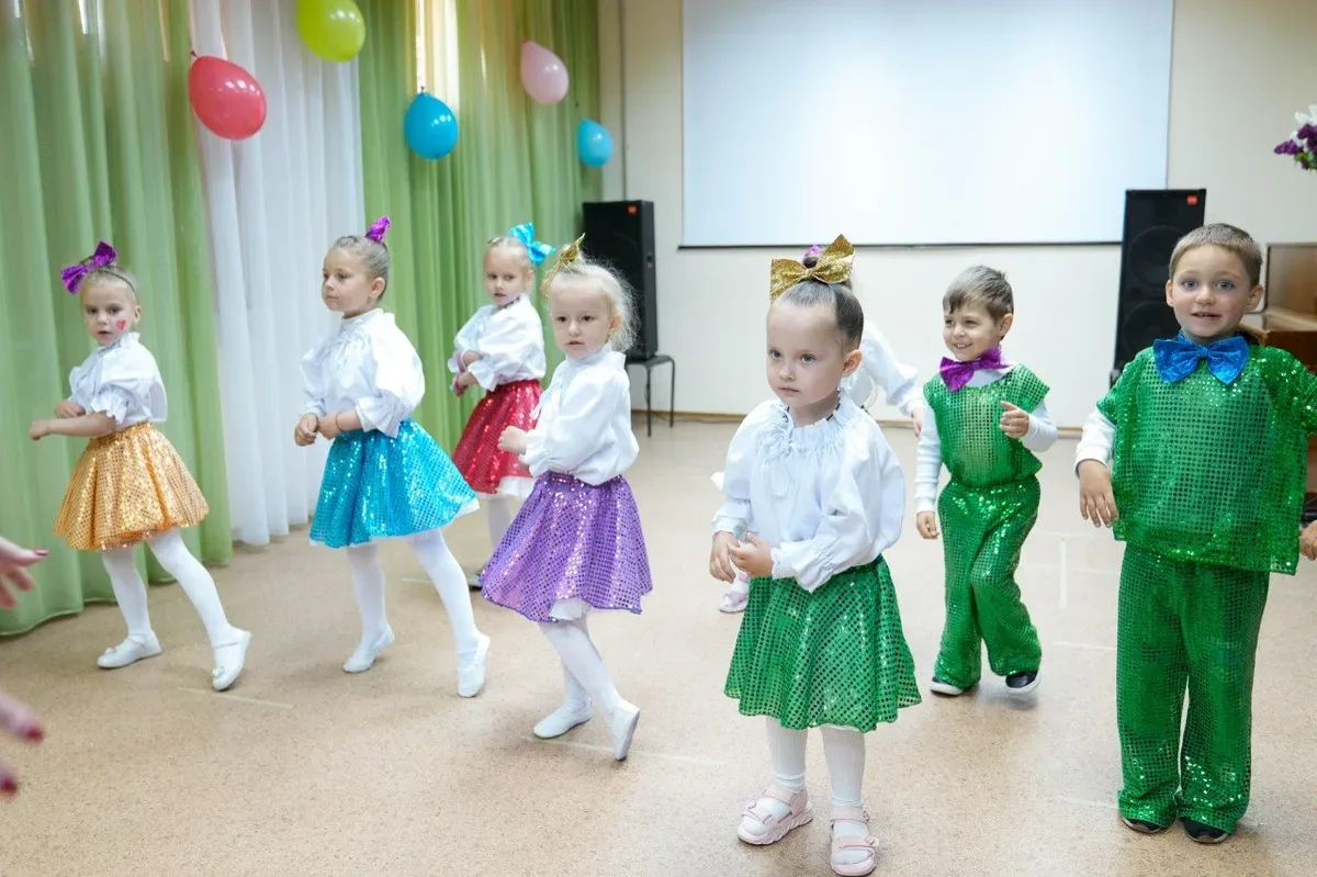 Діти виступають на святковому заході до Дня матері в Херсоні, організованому Project HOPE 3