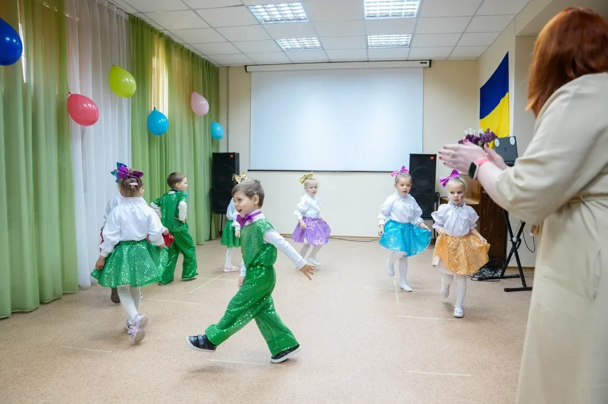 Діти виступають на святковому заході до Дня матері в Херсоні, організованому Project HOPE 4