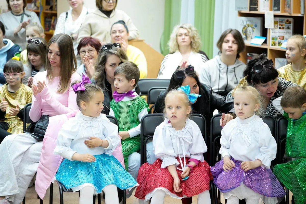Діти виступають на святковому заході до Дня матері в Херсоні, організованому Project HOPE 5