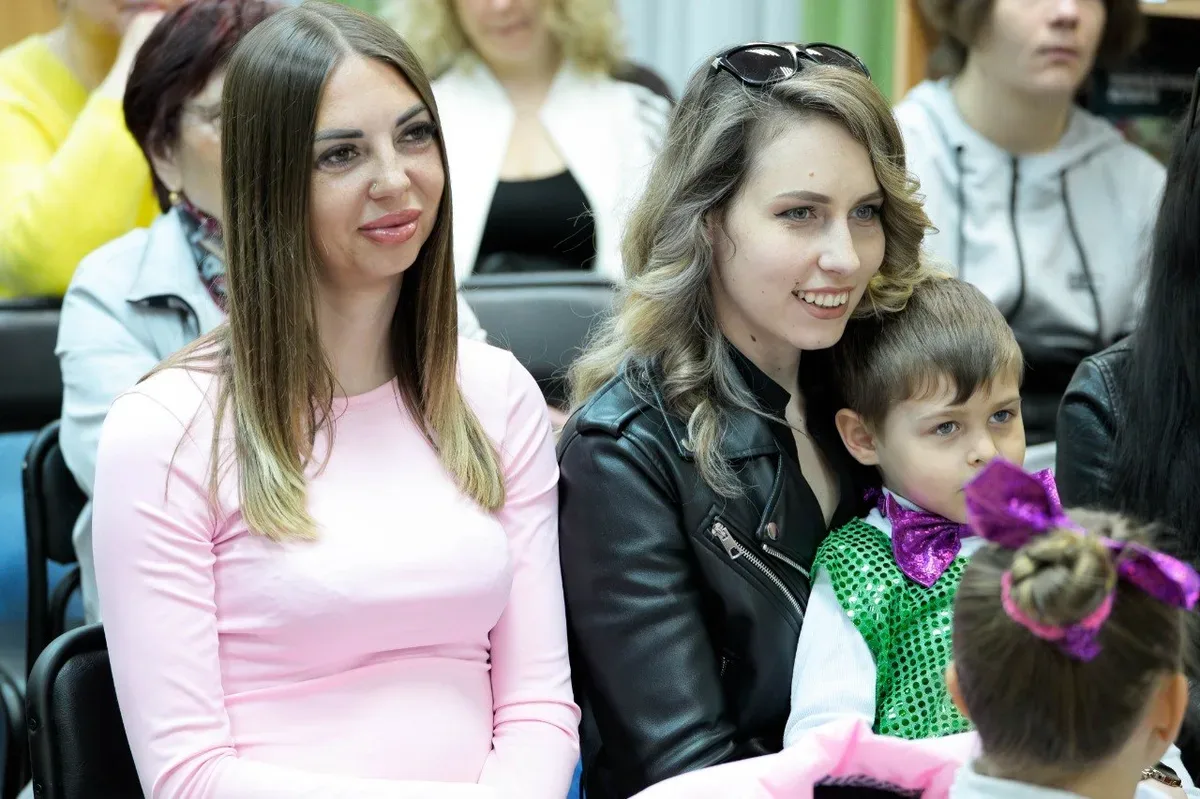 Діти виступають на святковому заході до Дня матері в Херсоні, організованому Project HOPE 6